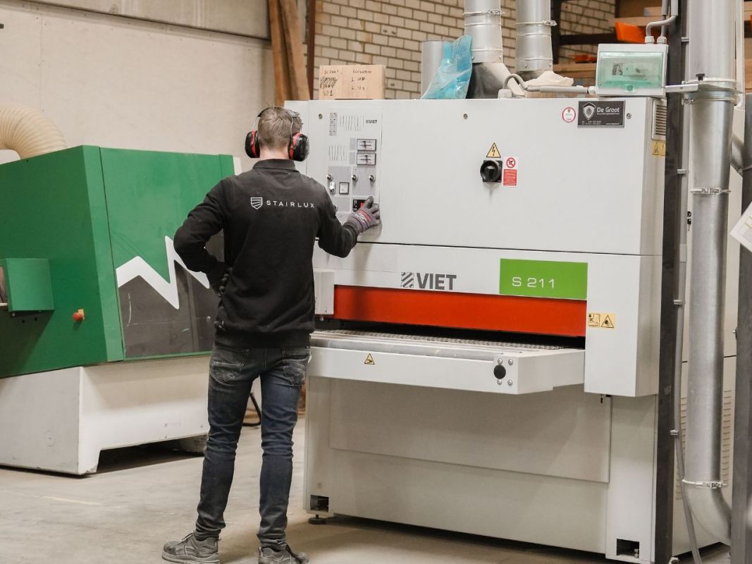 De timmerman bij Stairlux.