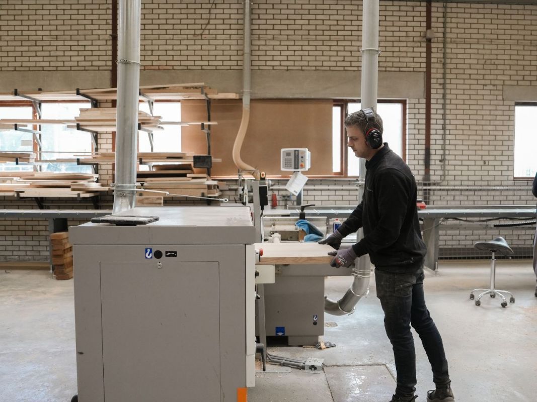 Een productiemedewerker bij Stairlux.