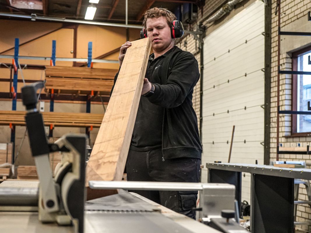 Een productiemedewerker in de werkplaats bij Stairlux.