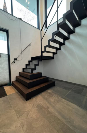 Stalen trap met houten treden