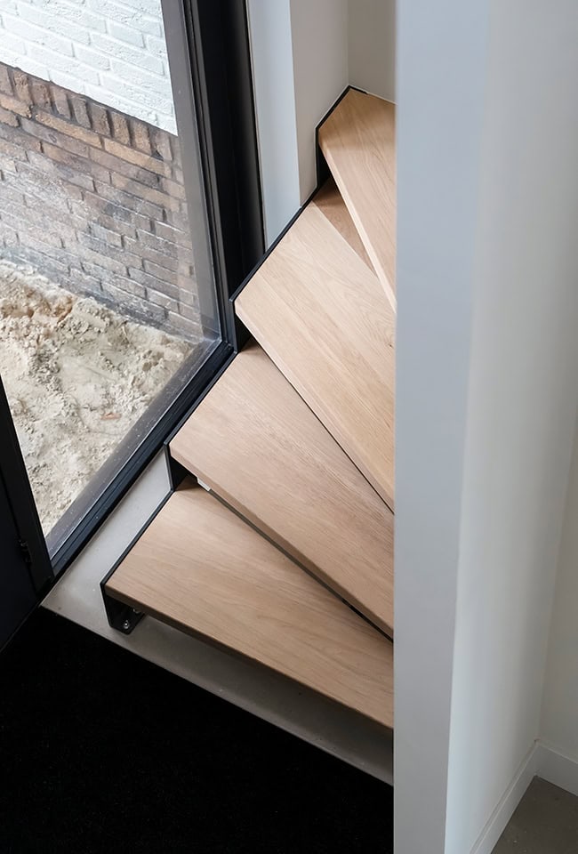 Houten trap met stalen trapleuning en balustrade