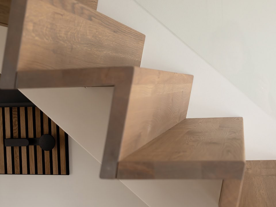 Houten trap met middenboom