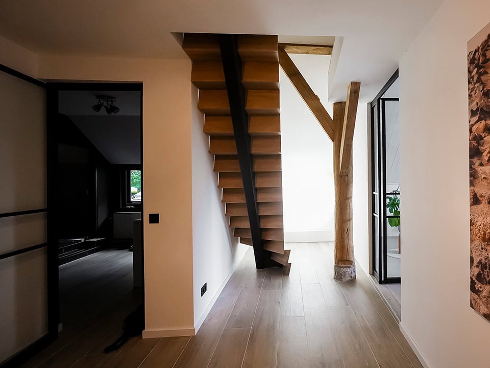Houten trap met middenboom van Stairlux