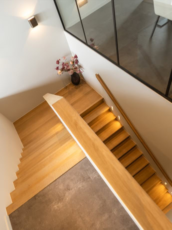 Rubberwood keepboomtrap met groot bordes